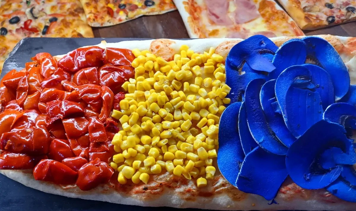 Pizza la metru cu ingrediente colorate pregătită la Pizzeria Gondola